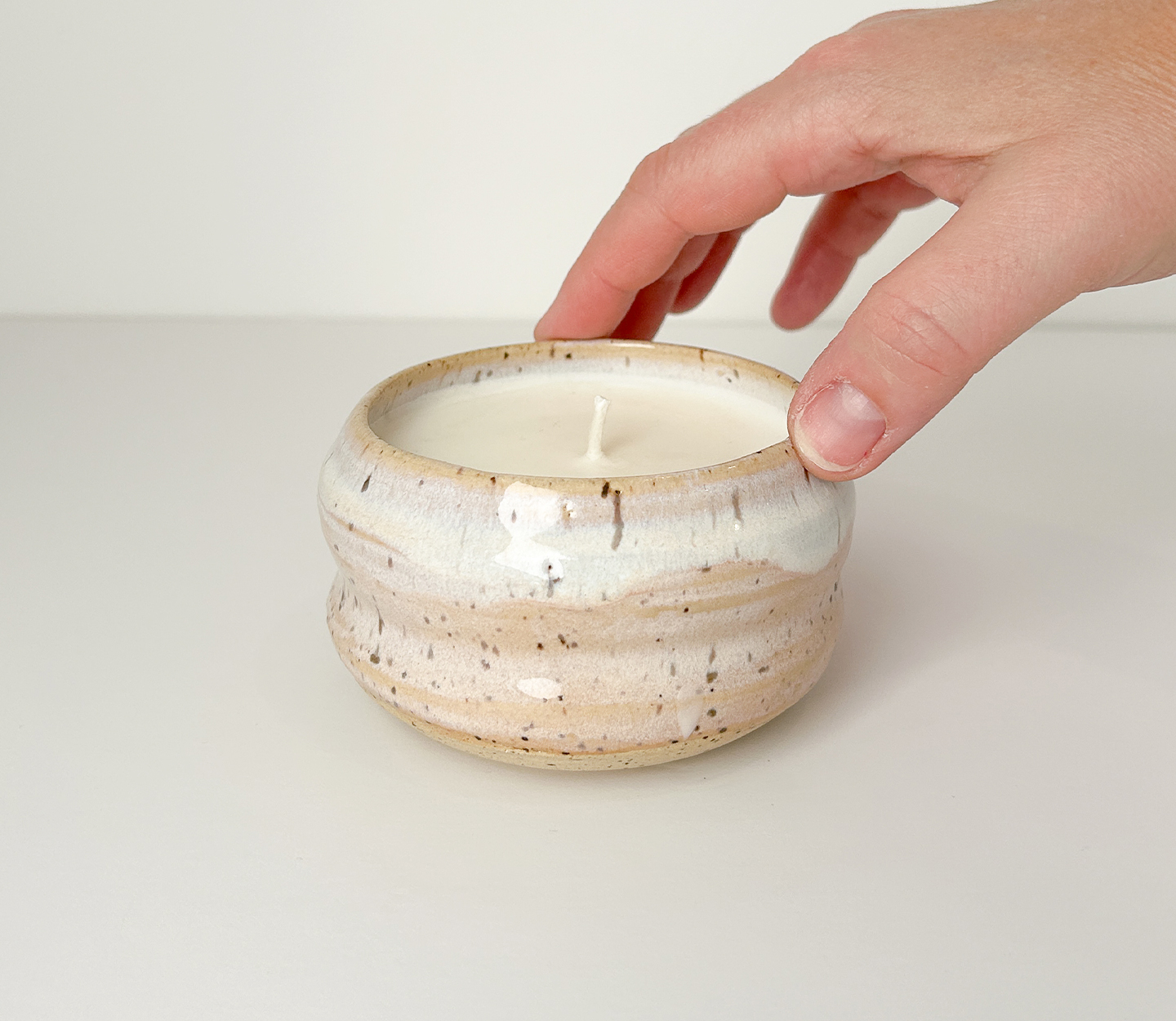 Poterie de céramique ondulée - Bougie cassis et thym – Image 2
