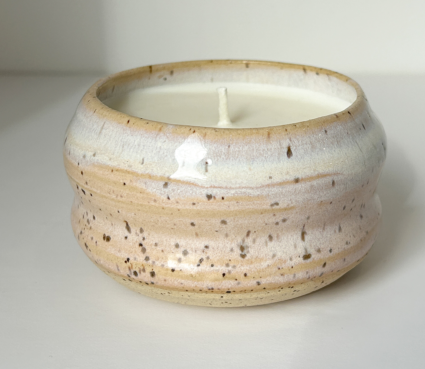 Poterie de céramique ondulée - Bougie cassis et thym – Image 3