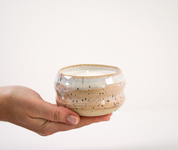 Poterie de céramique ondulée - Bougie cassis et thym