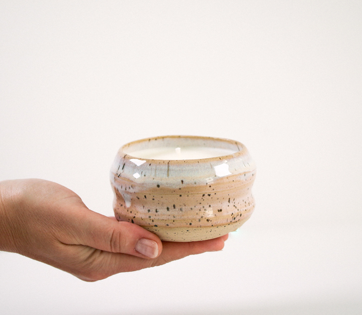 Poterie de céramique ondulée - Bougie cassis et thym
