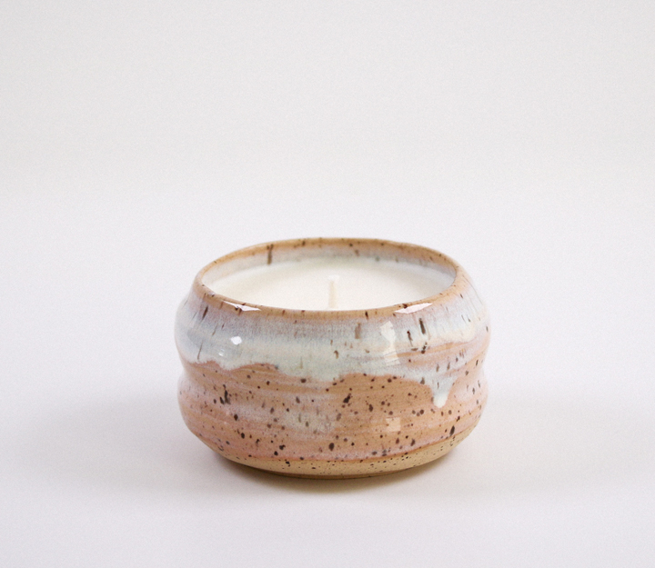 Poterie de céramique ondulée - Bougie cassis et thym – Image 4